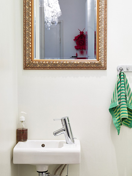 80平亮丽北欧公寓卫生间洗手台装修效果图