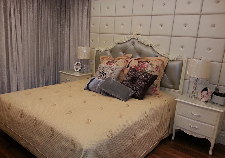 主卧，舒适的欧式大床，整面华丽的软包背景墙。