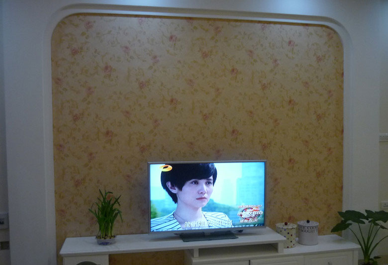 客厅电视墙很简单，伸缩电视柜和墙纸都是网购。