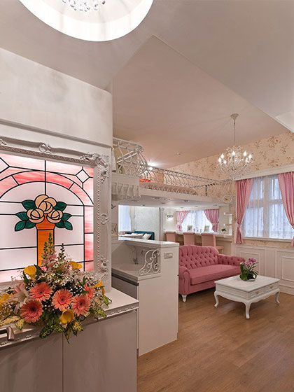 一进门在玄关位置往客厅看的整体，客厅的粉红色布艺沙发。