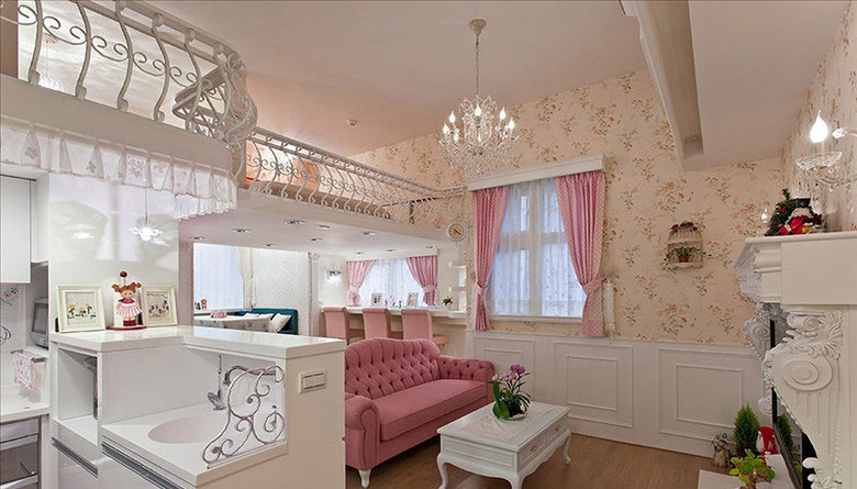 客厅的整体，客厅的上方是卧房空间。客厅满铺浪漫的壁纸，时尚的水晶吊灯。