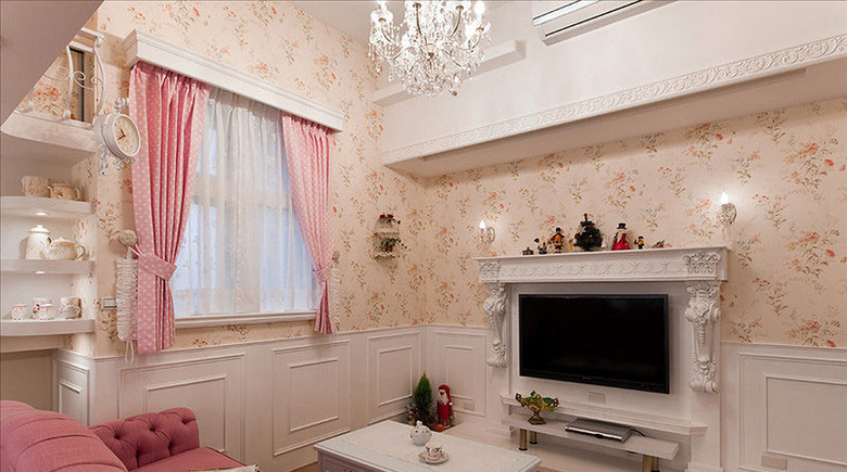 浪漫的客厅空间，客厅壁炉式的电视主墙。