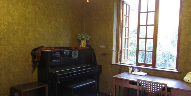房间一角安置着一台钢琴，在这种环境下弹奏感觉很优雅。