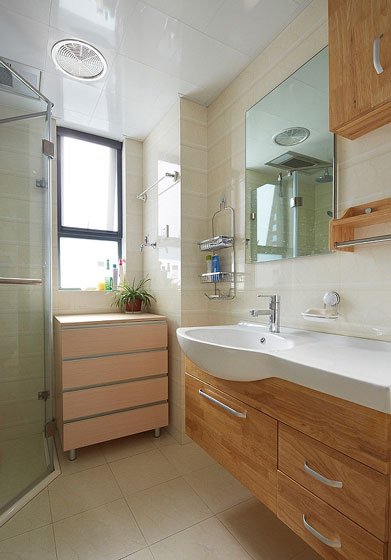 卫生间原木的元素也给人很清新的感觉，淋浴房当然是少不了的。