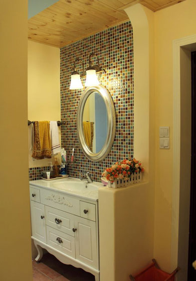 卫生间，干湿分区的哦，马赛克瓷砖很绚丽。