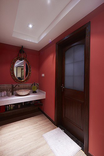 洗手间干区，墙壁秉承了一脉的红色调。