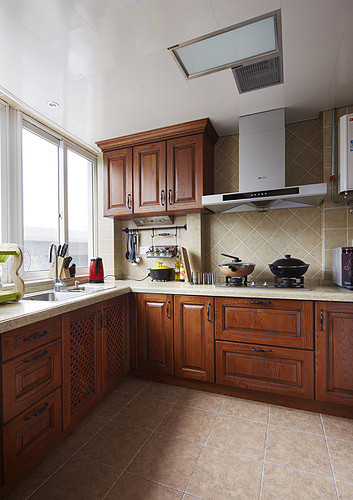 厨房，实木橱柜是跟家中所有的家具一起定做的，整齐大方。