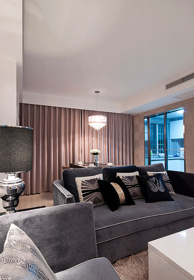 沙发的绒也特别有质感，甚至把小家点缀的有点儿像新古典风格。