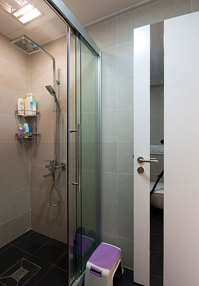 淋浴房里的喷头够大洗澡时水流够爽。