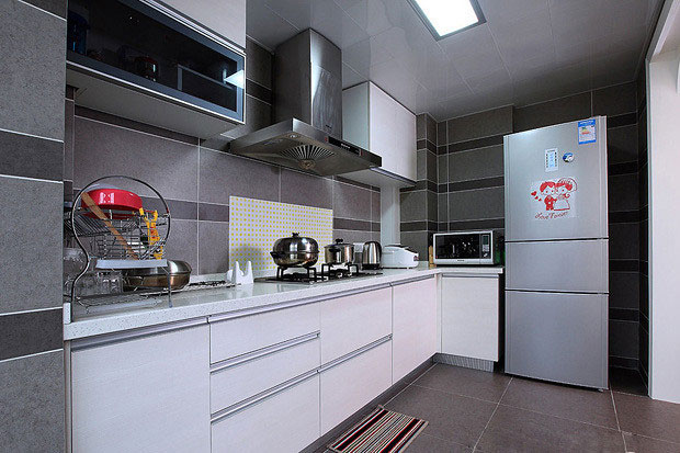 厨房白色橱柜，与灰色墙砖的辉映。