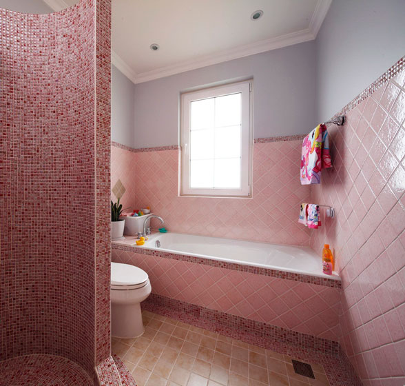 就连女儿卫生间用的也是粉色砖，出来了意想不到的可爱效果。