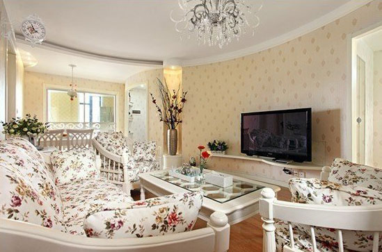 客厅的茶几、沙发和餐桌是同一家的，一样的碎花田园风格。