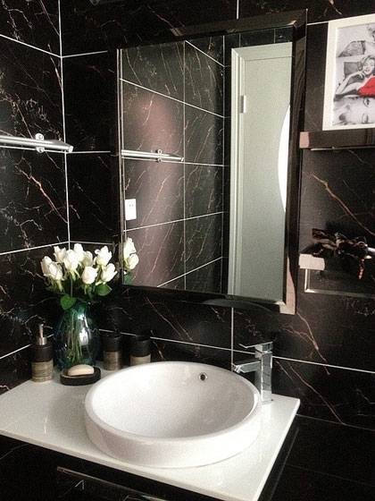 如果说客厅是清新北欧风，那么卫浴则是黑白商务的典型代表。
