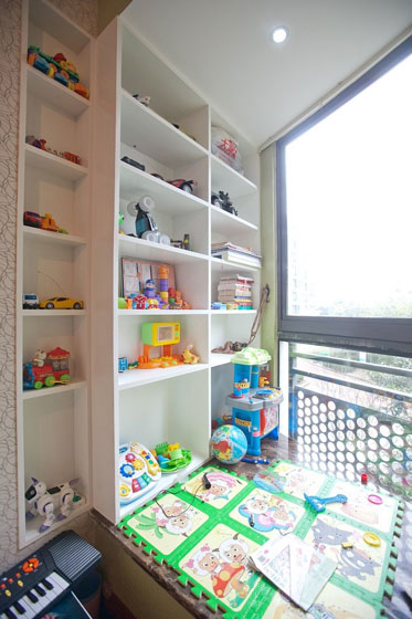让孩子的房间充满阳光，这边现在放得是玩具，等长大了就是书柜了。