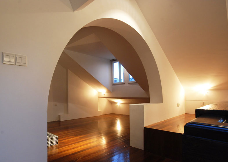 这个阁楼空间还是要感谢当年的设计师的，他充分利用了圆拱的受力特点，增大了宽度。
