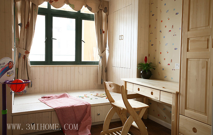 儿童房采用环保的原木家具，搭配可爱的窗帘盒壁纸，让小空间变得活泼生动。