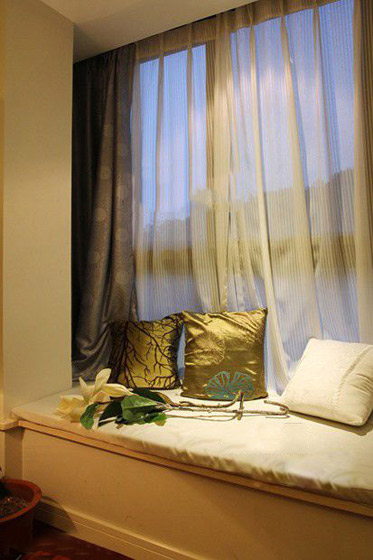 卧室里面的飘窗做了一个飘窗垫，外面还有一个套层，没套上去，不然看起来更好看。