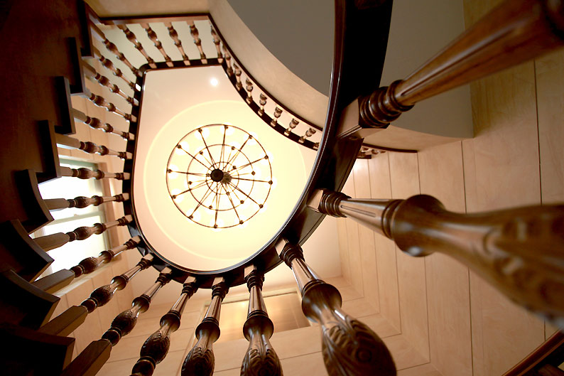 欧式古典风格别墅客厅旋转楼梯装修效果图