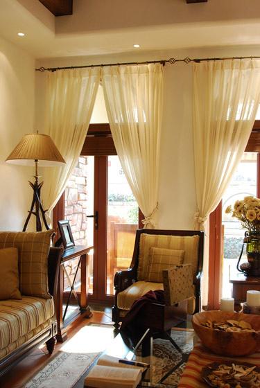 东南亚风格别墅40平米客厅窗帘软装搭配效果图