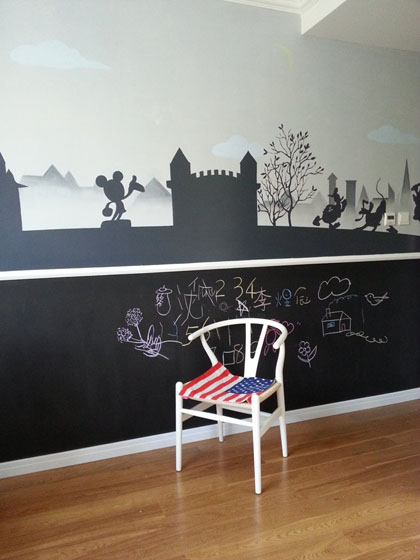 童趣的黑板墙，以及很有创意的椅子。