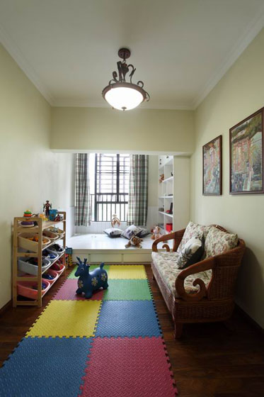 偏厅做出了一个休闲室，有榻榻米，女儿的玩具都在这了。