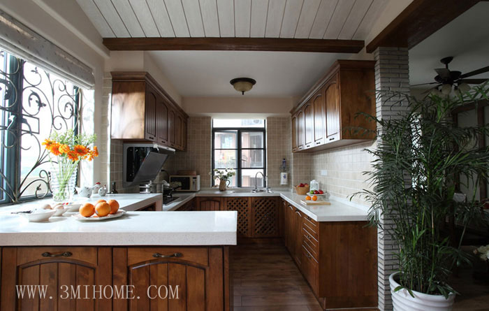 木制橱柜搭配白色台面，厨房空间大，采光好，做了开放式的设计。