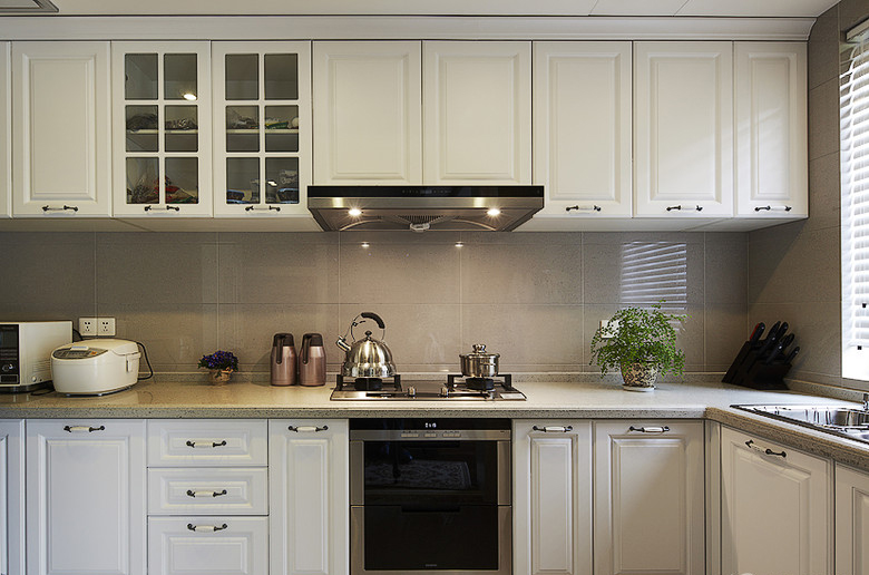 厨房整体定制橱柜，颜色也是比较清新的。