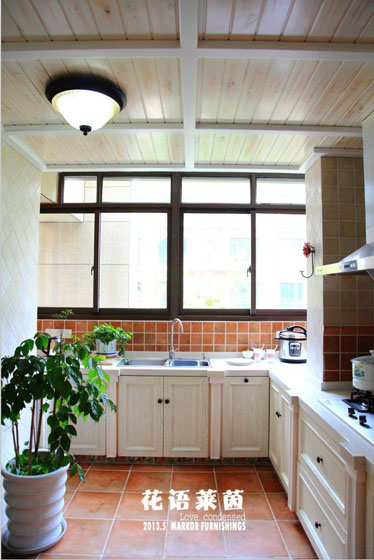 厨房，已经不需要太多装饰，因为窗外的风景，四季变换着色彩。橱柜是现场做的，不错吧。