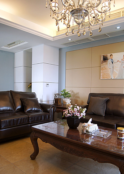 深色的家具能让人感觉到成熟，也很耐脏。软包沙发墙显得客厅更加大气。