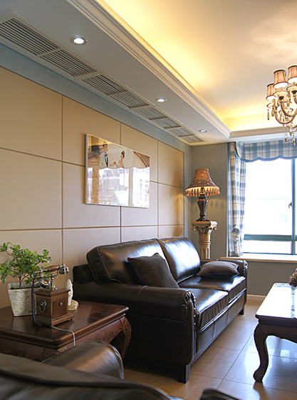 虽然家具是深色的，壁纸选的是蓝色系的，也给人很清爽的感觉。