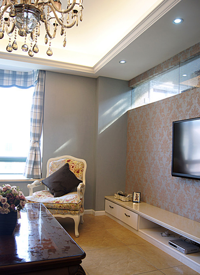 别具一格的电视背景墙，这样的设计使客厅原来局限的采光问题得到了解决。
