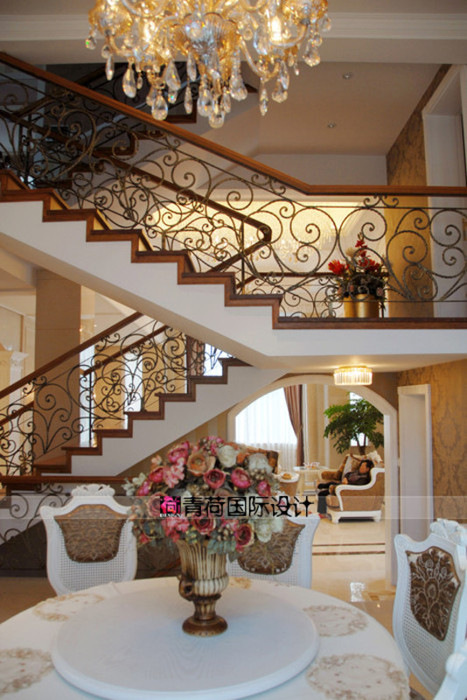 温馨大气欧式别墅餐厅楼梯装修效果图