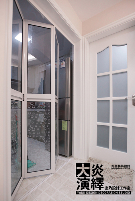 简欧风格公寓厨房玻璃折叠门装修效果图