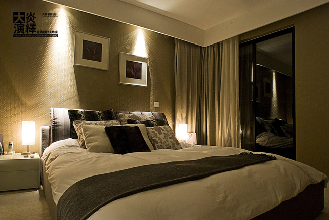 走进这个卧室，较突出的主题就是这张大大的床，一份宁静和温暖向你拥抱。

 