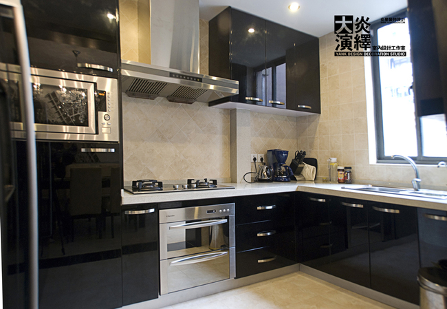 现代黑白简欧混搭二居室厨房橱柜装修效果图