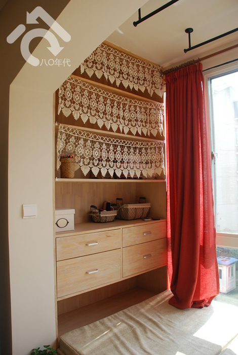 米兰风格两室一厅小户型客厅实木置物架效果图