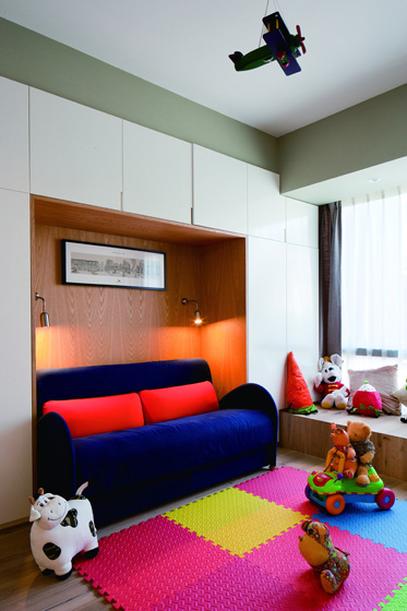 一楼宝宝活动室兼客房，沙发可以折叠，背后的储藏柜全是宝宝的玩具！