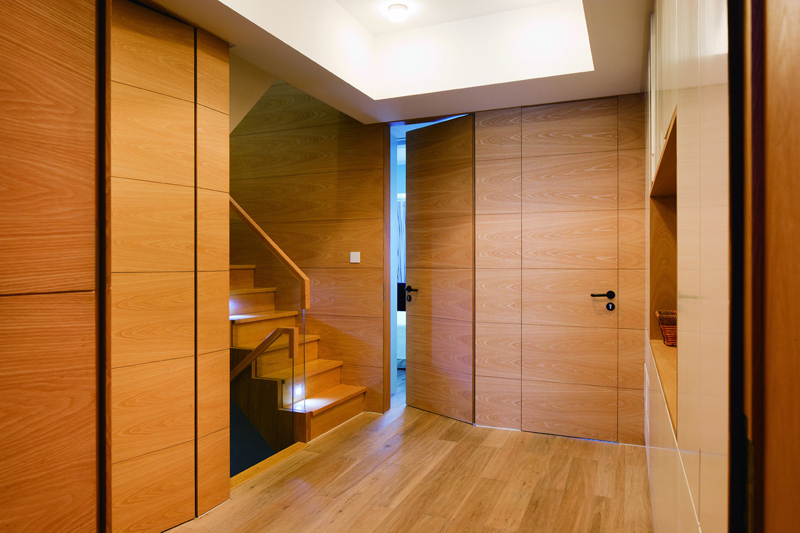 二楼楼梯间，俨然变身成为一个原木环保家居！