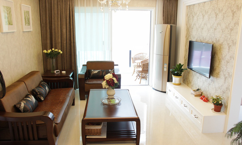 客厅，带有东南亚风格的实木沙发，大老远从苏州搬来。