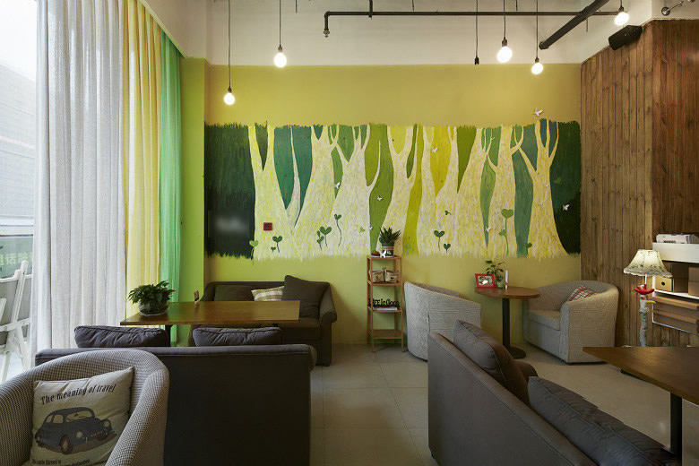这面墙是找绘画师傅画的，我们比较喜欢绿、植物和爱心，看着心情都会比较好。