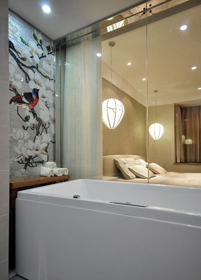 主卧加主卫，落地的玻璃墙令附带卫生间变得明亮，也可以在泡澡的同时不落下感兴趣的电视节目。