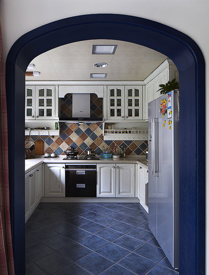 让我们透过圆弧的蓝色门洞来参观一下厨房吧。