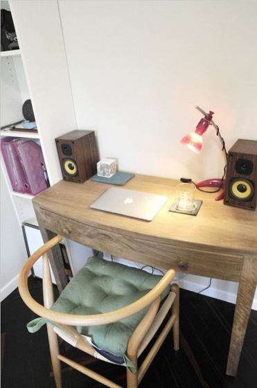 卧室角落里的小小工作区，桌椅同样非常文艺清新。