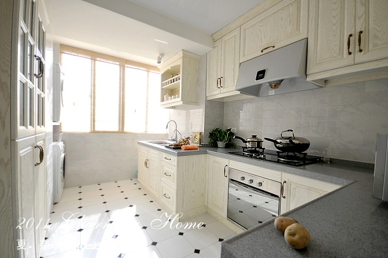 凹型橱柜显得厨房的格局形状非常好看，白色的橱柜也充满了清新的气息。