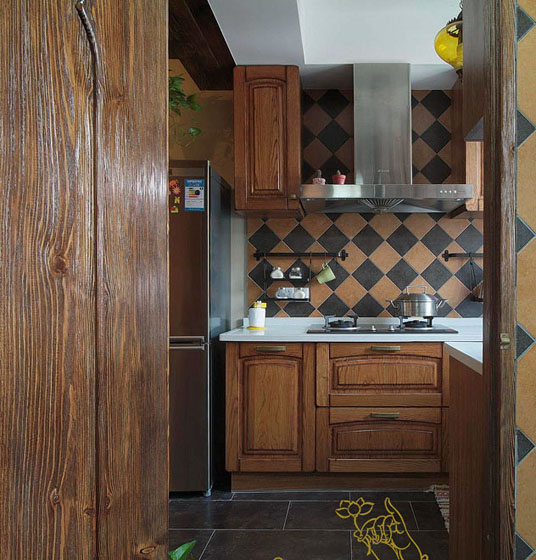 厨房依旧是实木打造，但该有的现代化设备也都是有的。