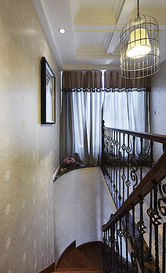 楼梯口一览，灯具非常喜欢，简单又时尚。