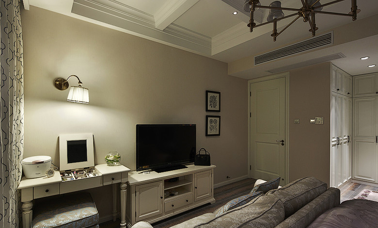 卧室的另一面墙的色调相对来说比较温暖，属于电视柜与梳妆台。