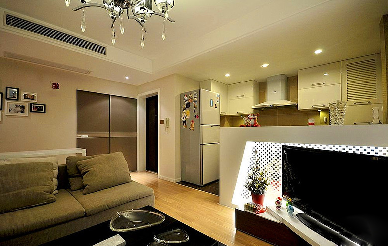 利用1.6米的吧台立面作为电视机背景墙，开放式厨房，加大一些视觉上的空间感。