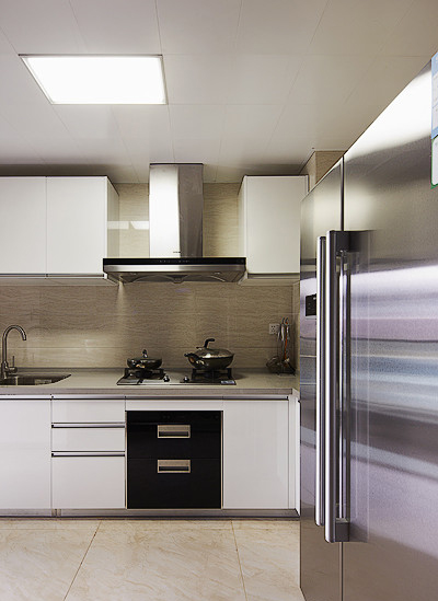 厨房同样以白色系为主，这样看起来也能感觉更干净一些。
