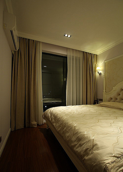 卧室也是保持了一致的色调，温暖治愈系。